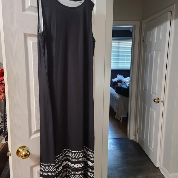 Chic Black and White Maxi Dress - Picture 4 of 7